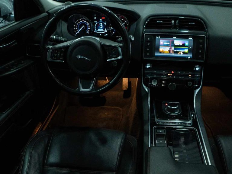 Jaguar XE 2.0 D R-Sport Aut (10)