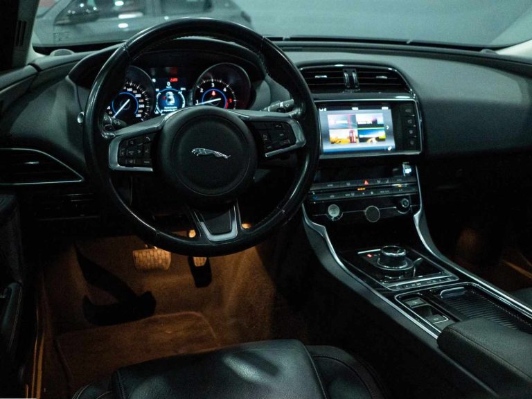 Jaguar XE 2.0 D R-Sport Aut (12)