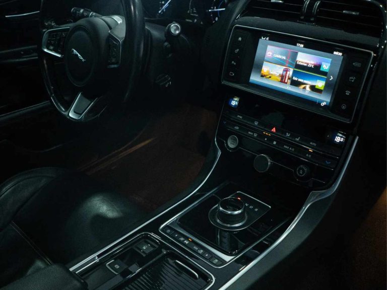 Jaguar XE 2.0 D R-Sport Aut (14)