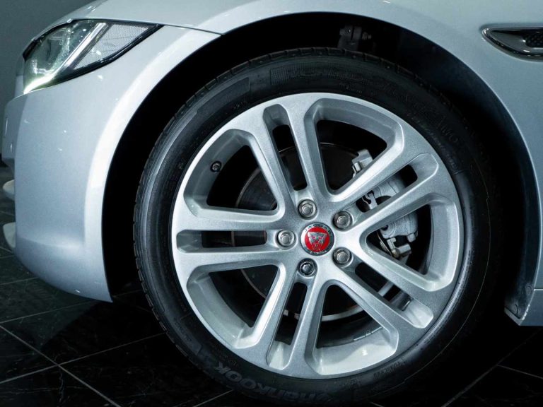 Jaguar XE 2.0 D R-Sport Aut (5)