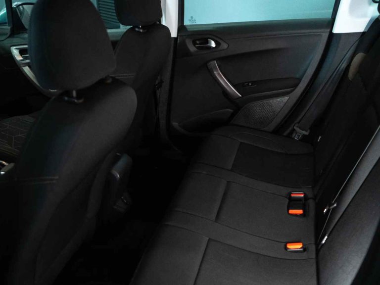 Peugeot 2008 1.2 PureTech Allure (11)