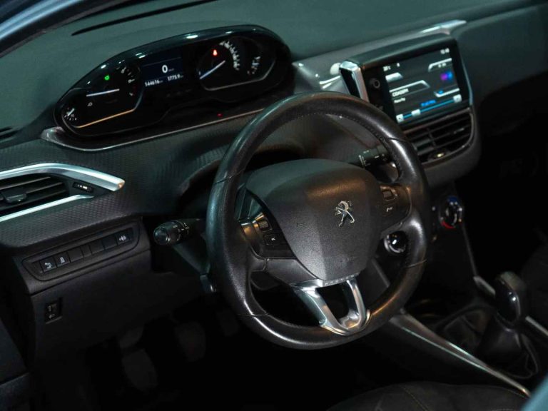 Peugeot 2008 1.2 PureTech Allure (7)