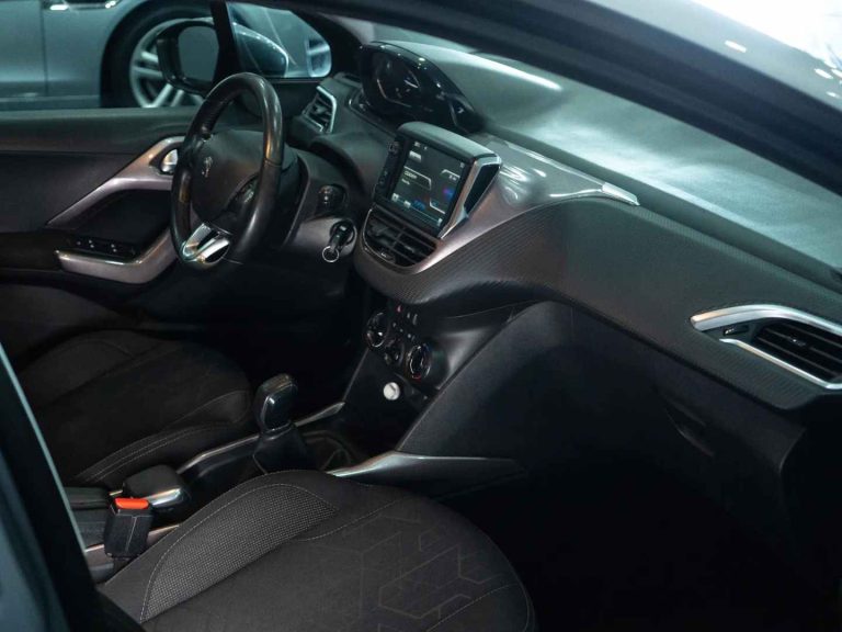 Peugeot 2008 1.2 PureTech Allure (8)
