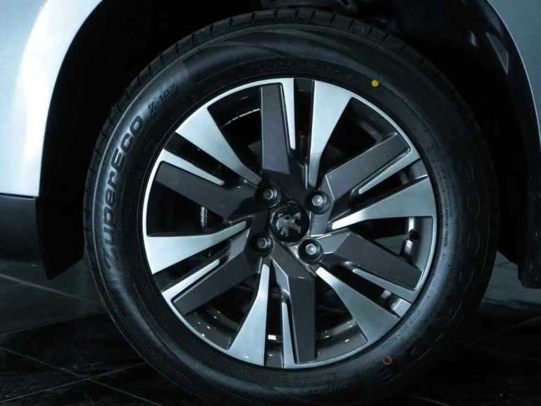 Peugeot 2008 1.2 PureTech Allure (9)