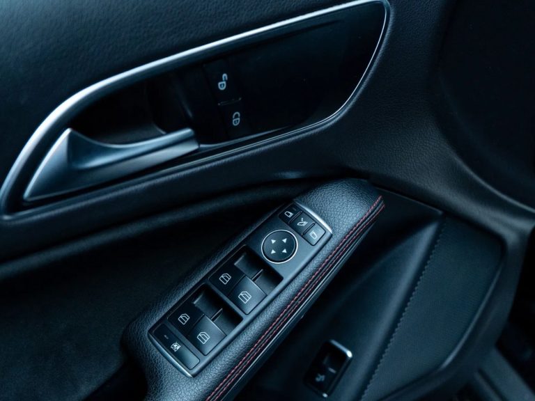 Mercedes-Benz GLA 180 7G-DCT AMG Line 2 (8)