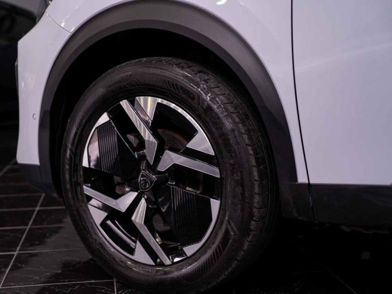 Peugeot 2008 PureTech 100 Allure Branco (18)