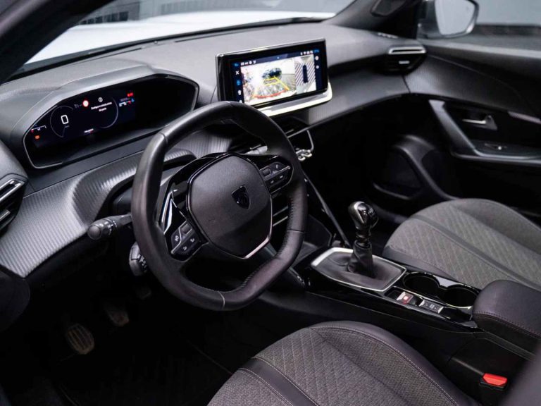 Peugeot 2008 PureTech 100 Allure Branco (23)