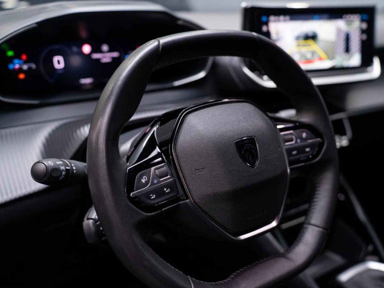 Peugeot 2008 PureTech 100 Allure Branco (24)