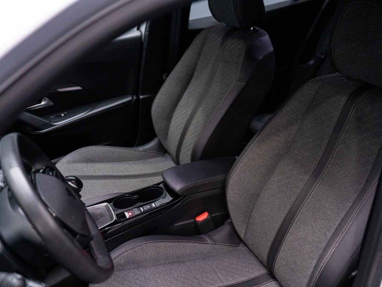 Peugeot 2008 PureTech 100 Allure Branco (25)
